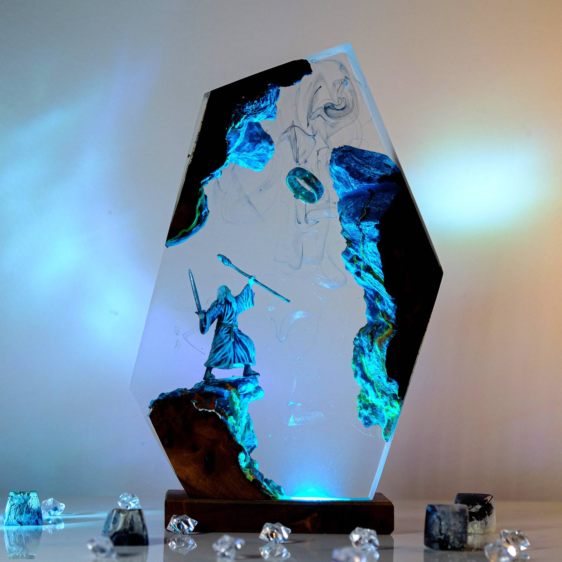 Resin Artist - Film-Szenen-Figur Tischlampe aus Harz, Magischer Ring,